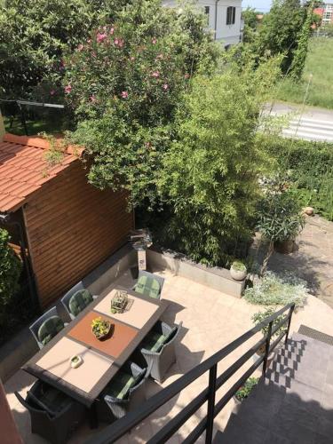 Una vista aérea de un patio con una mesa y sillas. en Apartma Marisol, en Izola