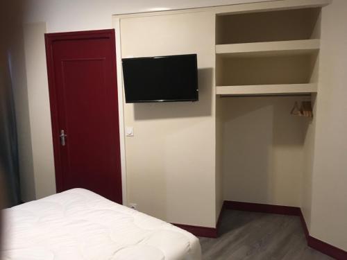 une chambre avec un lit et une télévision à écran plat dans l'établissement HOTEL DE STRASBOURG, à Aulnay-sous-Bois