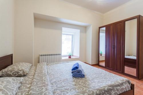 Кровать или кровати в номере Apartment at Malaya Zhytomyrska 5