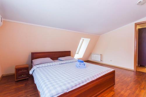 Кровать или кровати в номере Apartment at Malaya Zhytomyrska 5