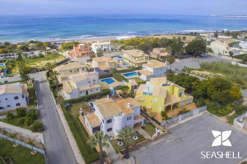 una vista aérea de un barrio residencial con el océano en Villa Magali en Patroves