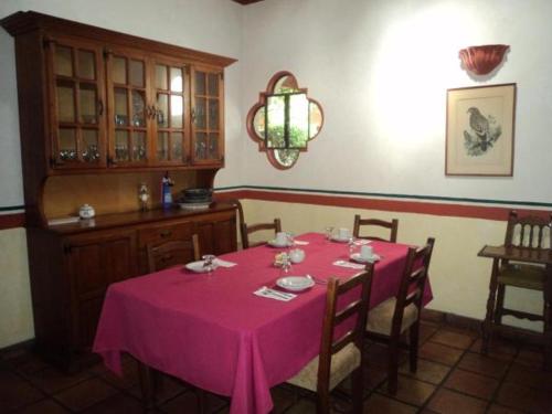 Hotel Hacienda Cazadores tesisinde bir restoran veya yemek mekanı