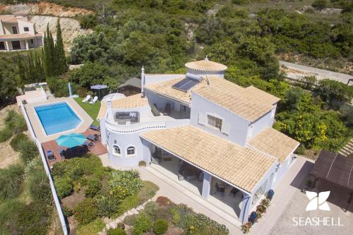 an overhead view of a large white house with a swimming pool at Villa Raymar in Santa Bárbara de Nexe