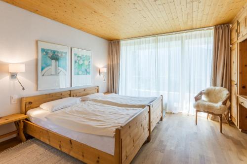 Postel nebo postele na pokoji v ubytování LAAX Homes - Panorama Salums
