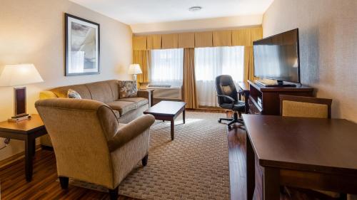 Televisyen dan/atau pusat hiburan di Best Western Plus Emerald Isle Hotel