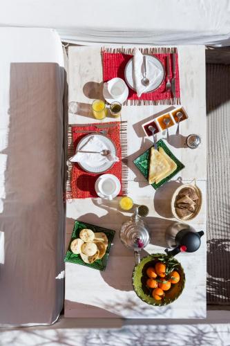 een tijdschrift met een foto van een tafel met eten bij Riad El Maktoub in Marrakesh