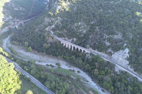 una vista aérea de un puente en un bosque en Mas de lunet, en Ganges