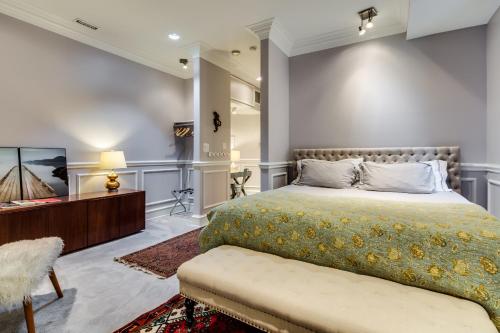 a bedroom with a king sized bed and a couch at The Golden Arm in Chicago