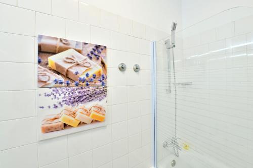 リスボンにあるRegedorのバスルーム(シャワー、壁に絵画付)