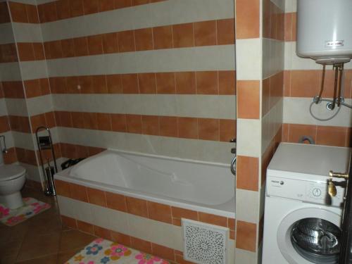 uma casa de banho com uma banheira e uma máquina de lavar roupa em Villa El Andalousse em Larache