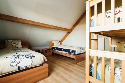 מיטה או מיטות קומותיים בחדר ב-Hoevehotel Ronse