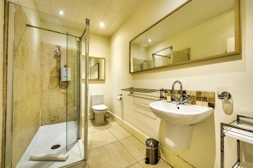 Bagno di JOIVY Great Location - Lovely Rose St Apt in City Centre