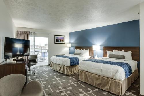 מיטה או מיטות בחדר ב-Baymont by Wyndham Spokane