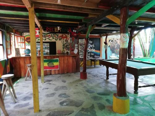 einen Billardtisch in einem Raum mit Tischtennisball in der Unterkunft Lazy Crab Hostel in Balgue