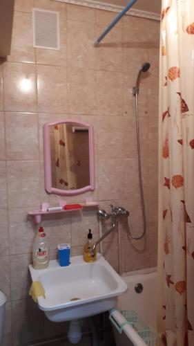 ケメロヴォにある128 проспект Ленина Комната гостиничного типаのバスルーム(シンク、鏡、シャワー付)
