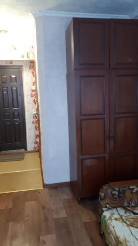 ケメロヴォにある128 проспект Ленина Комната гостиничного типаのドア付きの部屋、ベッド付きの部屋