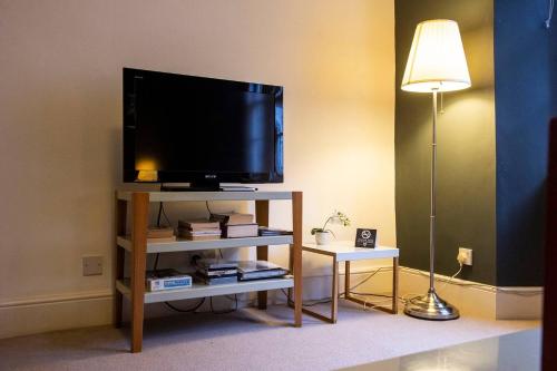 ALTIDO Perfect Location! Charming Rose St Apt for Couples