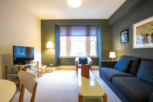 ALTIDO Perfect Location! Charming Rose St Apt for Couples