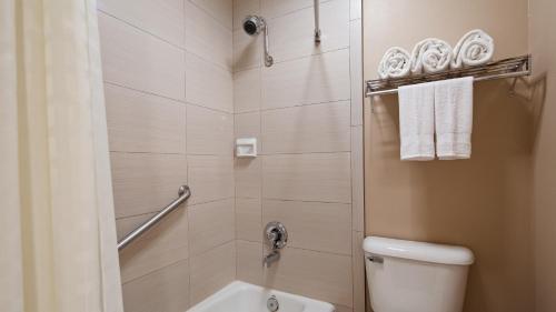 Ένα μπάνιο στο Best Western Oxnard Inn