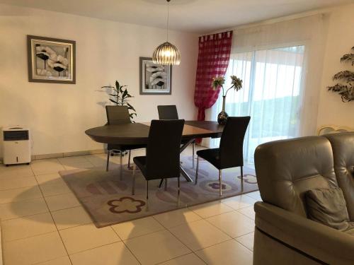 sala de estar con mesa de comedor y sillas en Home Auray, en Auray