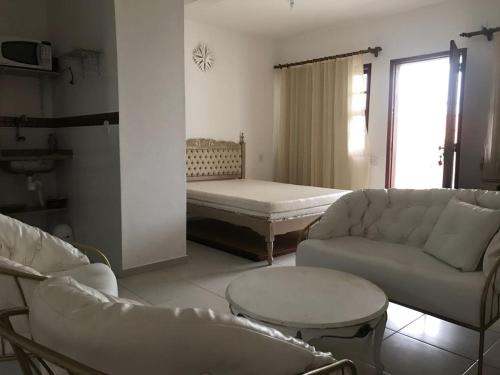 ein Wohnzimmer mit Sofa und Tisch in der Unterkunft Lofts Dois Corações in Cabo Frio