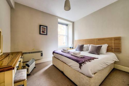 Gallery image of ALTIDO Amazing Location! - Lovely Rose St Apt in New Town in Edinburgh