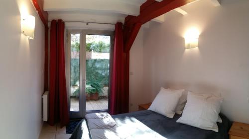 une chambre avec un lit et une grande fenêtre dans l'établissement T3 rénové Luz Centre, à Luz-Saint-Sauveur