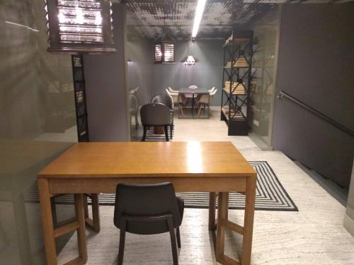 メキシコシティにあるIncredible 606 New Apartment Reforma 3BR, 3 BATHの木製のテーブルと椅子のあるダイニングルーム