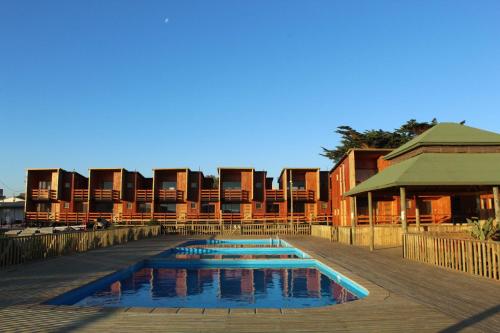 una piscina frente a un edificio en Condominio Privado a Pasos del Mar, en Pichilemu