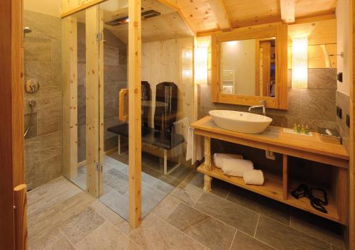 Ванная комната в Dolomites Living Hotel Tirler