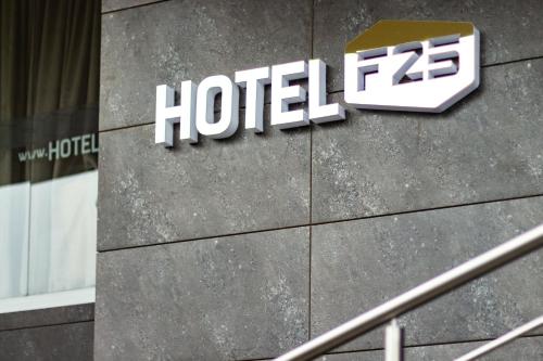 Hotel F25に飾ってある許可証、賞状、看板またはその他の書類