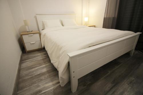 Yannis Apartments - Stylish Stay with High-Speed Wi-Fi