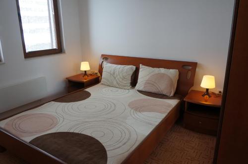 En eller flere senge i et værelse på Grand Monastery Apart-Hotel