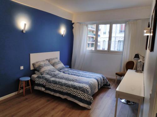 ニースにあるBest Apart - Nice Port - Balconyの青い壁のベッドルーム1室(ベッド1台付)