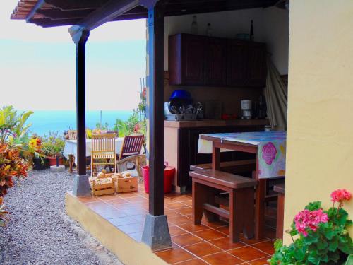 een keuken met een tafel en uitzicht op de oceaan bij Casa Rosa in Tijarafe