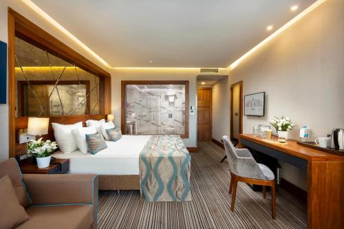 Un pat sau paturi într-o cameră la Artur Hotel