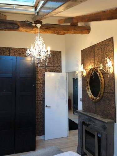ア・コルーニャにあるÁtico de diseño con terraza.の暖炉と壁掛け鏡付きの部屋