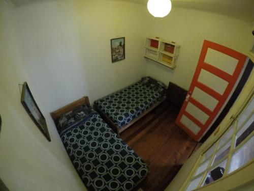an overhead view of a room with two beds at Lemuria Hostel in Valparaíso