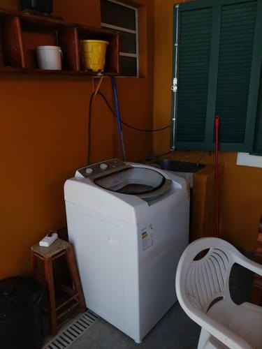 a washing machine and a toilet in a room at Pousada da Tia Lena in Florianópolis
