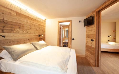 Un pat sau paturi într-o cameră la Hotel Stella Alpina