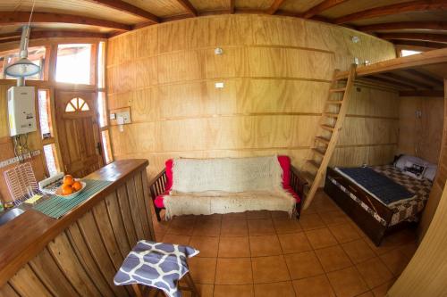 - Vistas al interior de una habitación con cama y escalera en Cabañas Ruka Wasi, en Valdivia