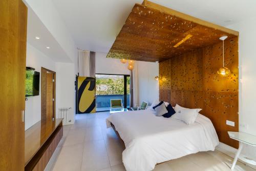 Una cama o camas en una habitación de A Hotel Decosuites