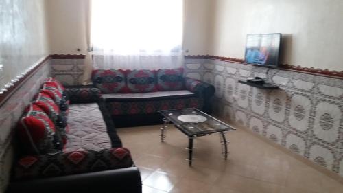sala de estar con sofá y mesa en Appartement Agadir, en Agadir
