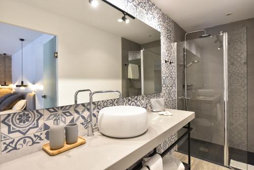 a bathroom with a sink and a shower at OFF TRIANA in Las Palmas de Gran Canaria
