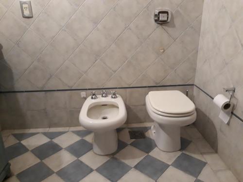y baño con aseo y bidet. en Habitación doble privada amplia en dolares en Gualeguaychú