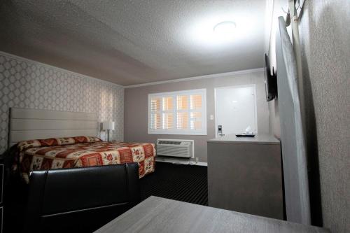 Postel nebo postele na pokoji v ubytování Alpha Inn and Suites