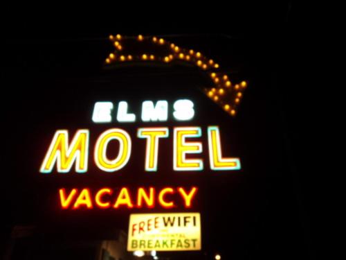 Un certificado, premio, letrero u otro documento en Bishop Elms Motel