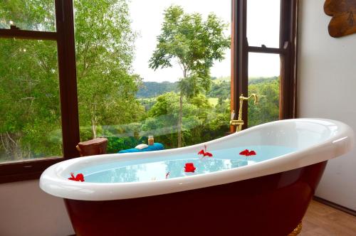 eine Badewanne in einem Zimmer mit Fenster in der Unterkunft Clouds Serenity in Beechmont