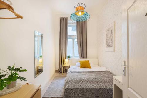 プラハにあるBorivojova 50のベッドと窓が備わる小さな客室です。