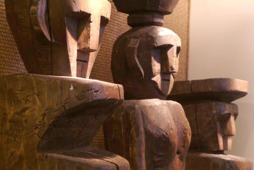 a wooden statue of a person and a vase at Almacruz Hotel y Centro de Convenciones (Ex Galerías) in Santiago